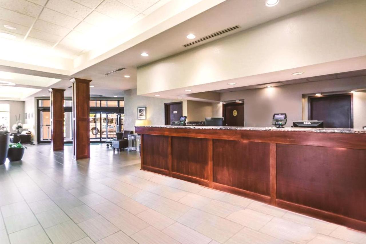 Norwood Inn & Suites Milwaukee Butler 外观 照片