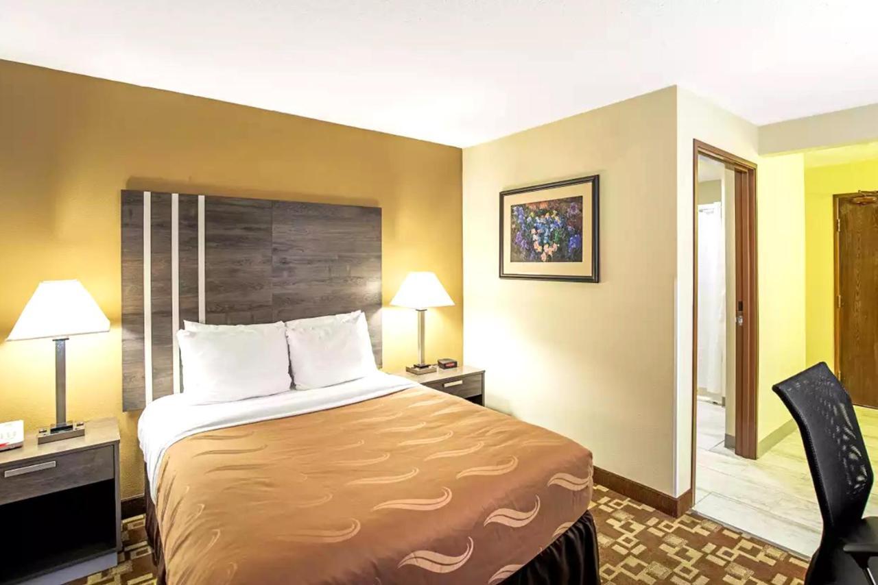 Norwood Inn & Suites Milwaukee Butler 外观 照片