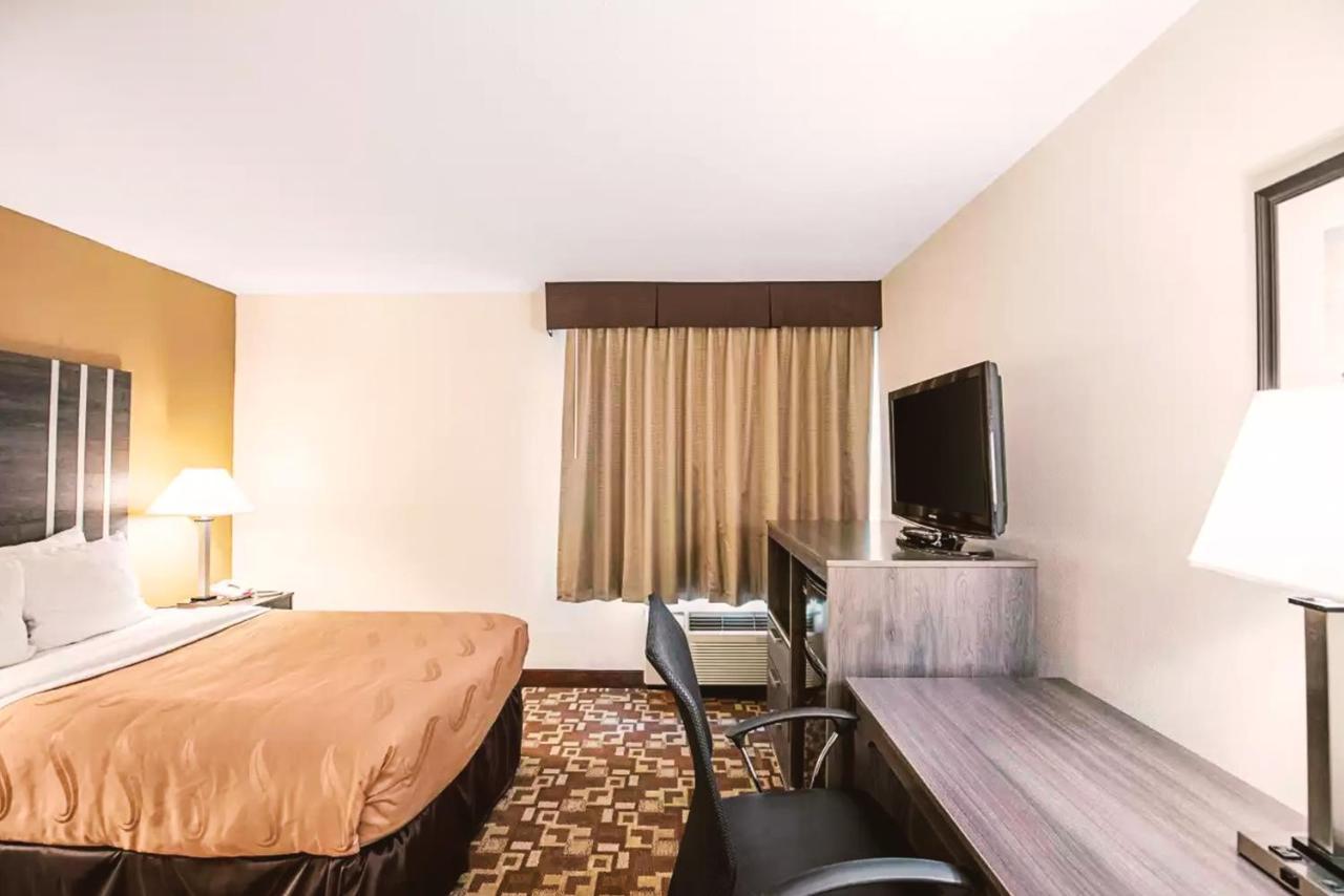 Norwood Inn & Suites Milwaukee Butler 外观 照片
