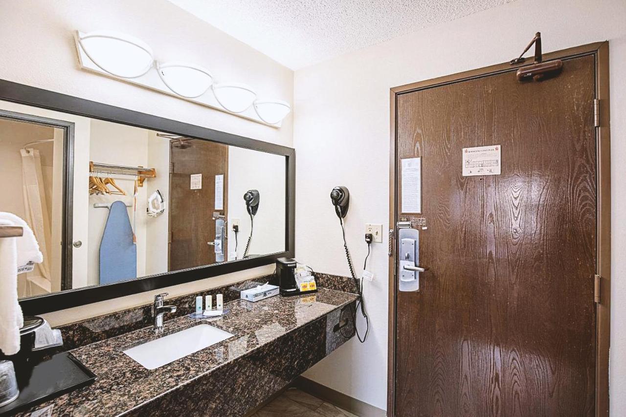 Norwood Inn & Suites Milwaukee Butler 外观 照片