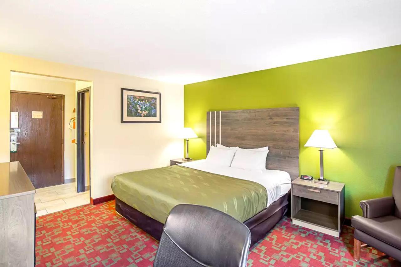 Norwood Inn & Suites Milwaukee Butler 外观 照片