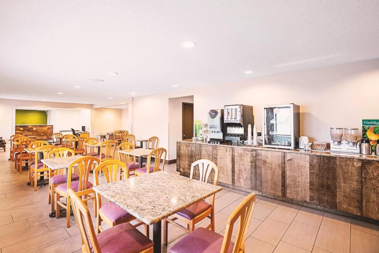 Norwood Inn & Suites Milwaukee Butler 外观 照片