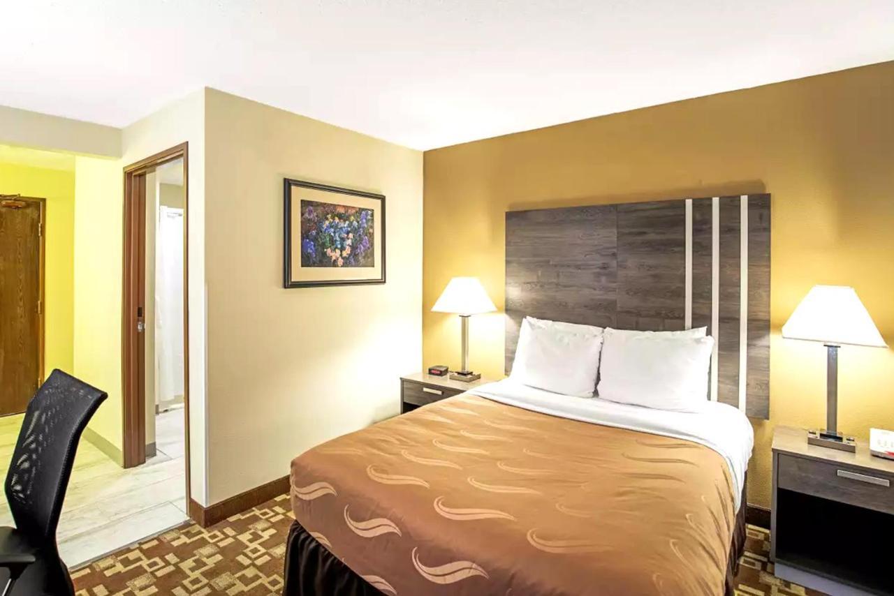 Norwood Inn & Suites Milwaukee Butler 外观 照片