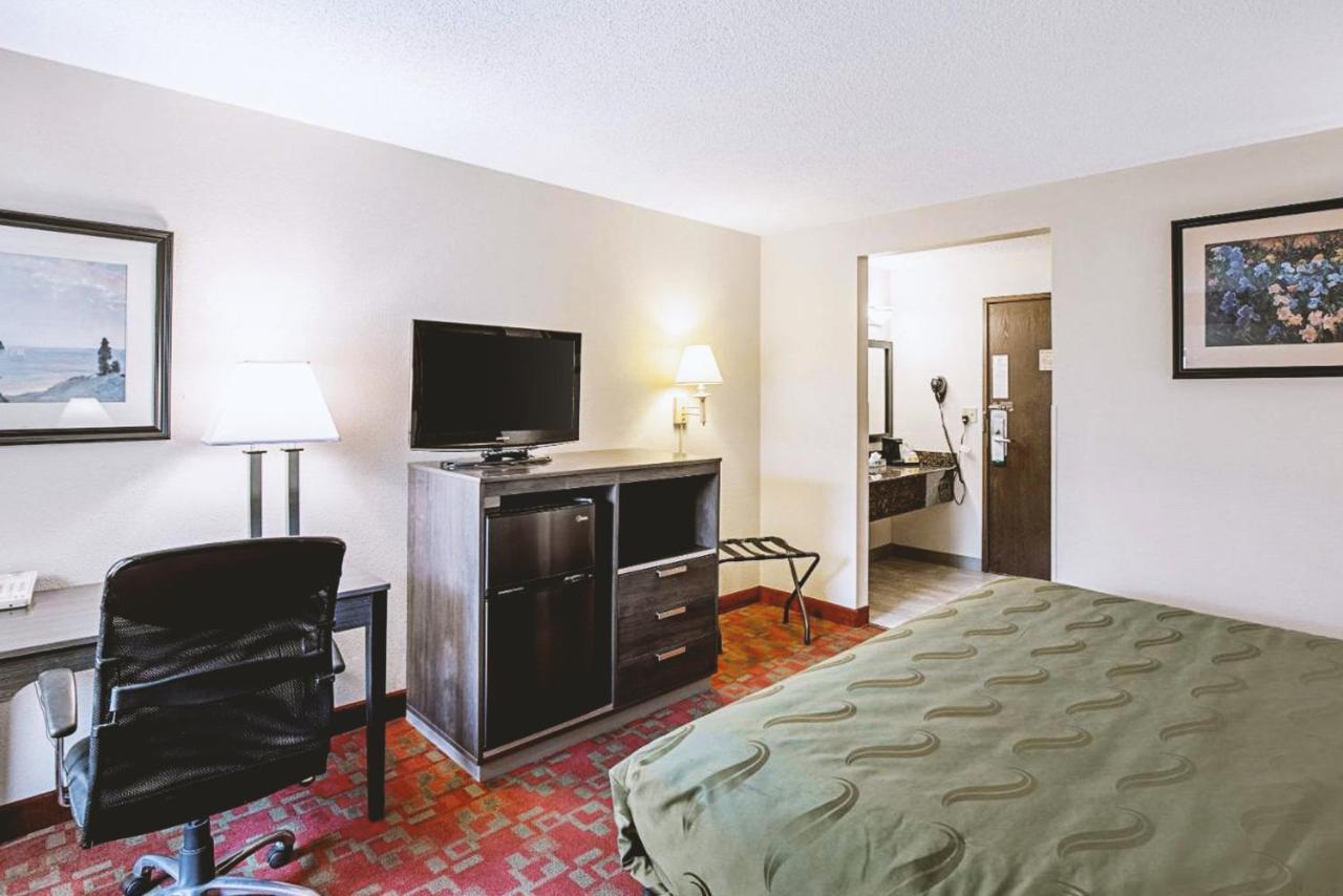Norwood Inn & Suites Milwaukee Butler 外观 照片