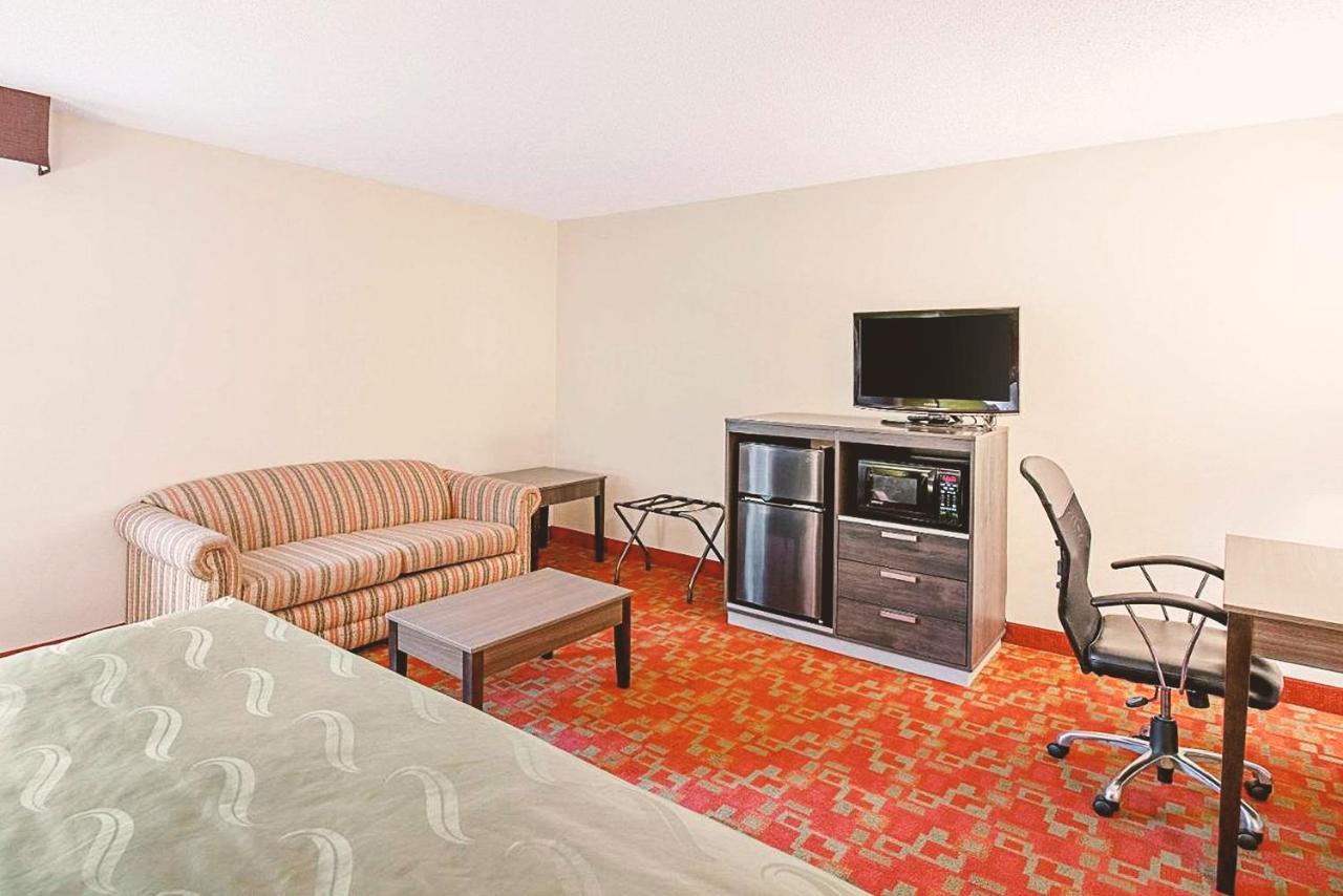 Norwood Inn & Suites Milwaukee Butler 外观 照片