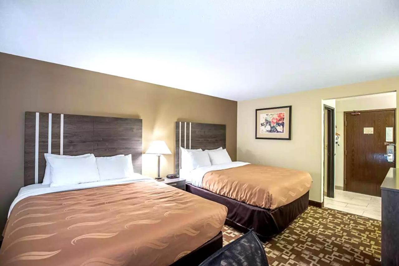 Norwood Inn & Suites Milwaukee Butler 外观 照片