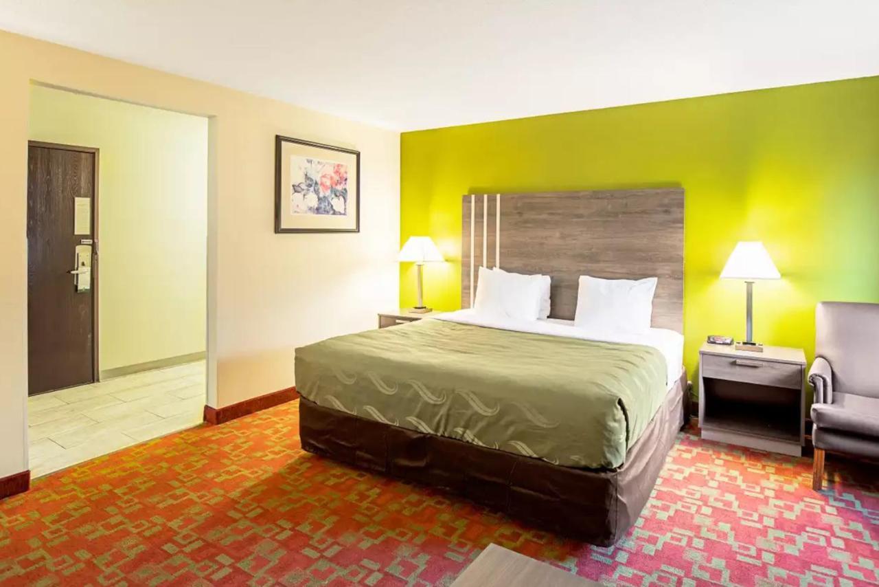 Norwood Inn & Suites Milwaukee Butler 外观 照片