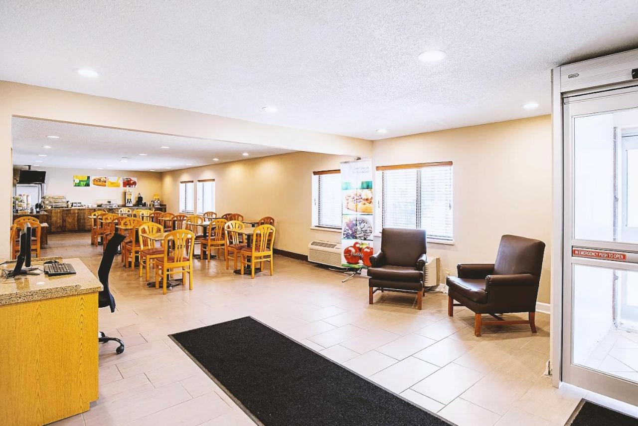 Norwood Inn & Suites Milwaukee Butler 外观 照片