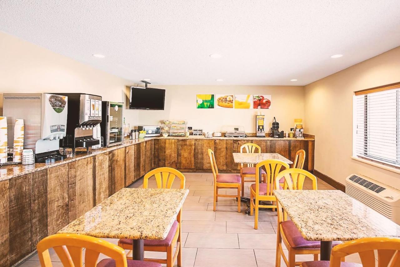 Norwood Inn & Suites Milwaukee Butler 外观 照片