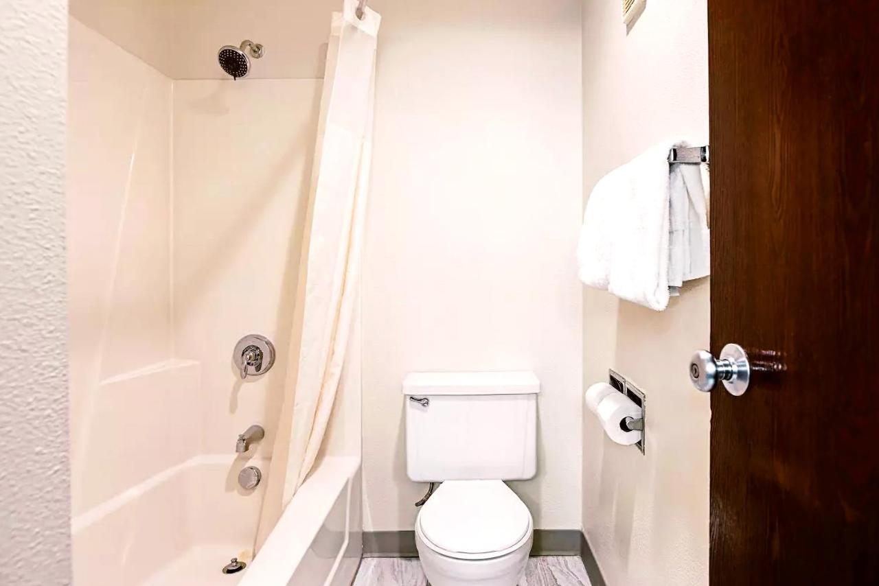 Norwood Inn & Suites Milwaukee Butler 外观 照片