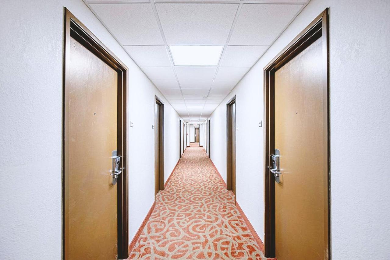 Norwood Inn & Suites Milwaukee Butler 外观 照片