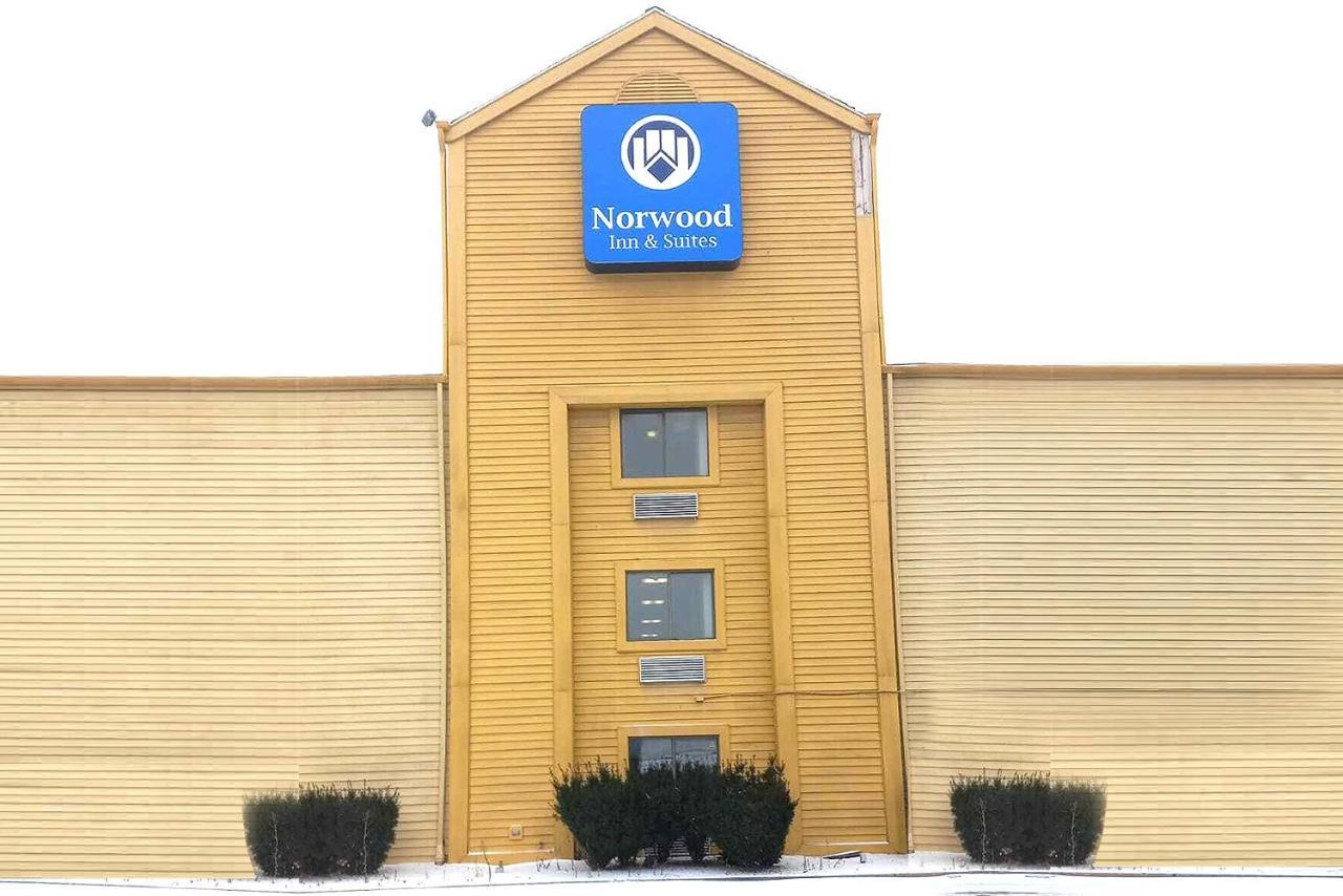 Norwood Inn & Suites Milwaukee Butler 外观 照片